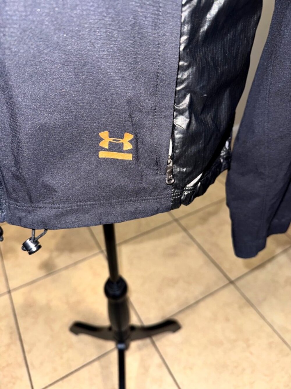 Under Armour Womens M Hooded Lightweight Parachute Jacket Black Athletic Gym - Picture 9 of 12